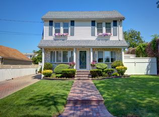 90 San Juan Ave, Albertson, NY 11507