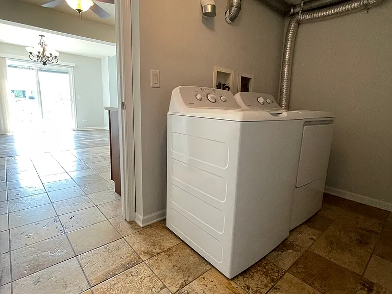 838 Newbury Ct — Photo 17