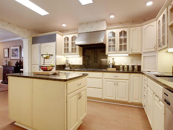 3rd image of 101 Harolyn Park Dr