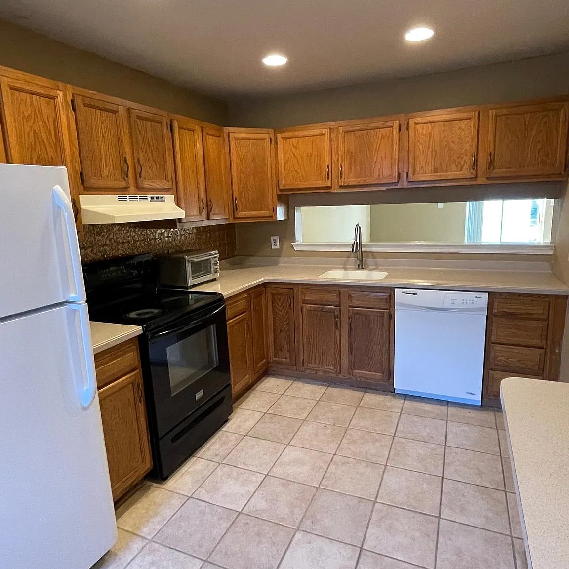 3 bed, 2.5 bath, 1370 sqft, $1,995 — Photo 3