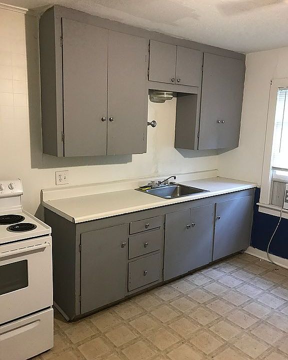2nd image of 806 10th Ave NW