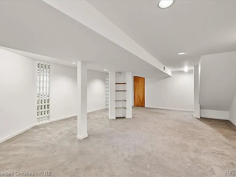 2635 Dorchester Rd — Photo 37