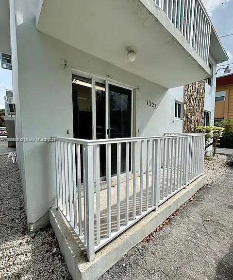 1327 SW 3rd St — Photo 3
