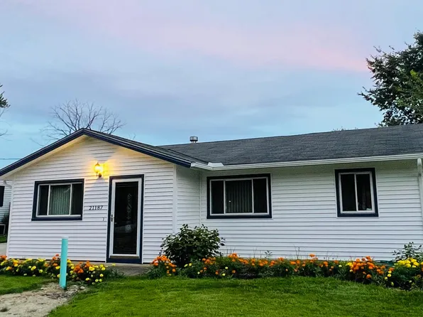 21187 Willow Ln, Strongsville, OH 44149