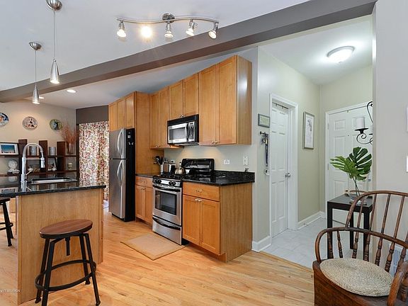 3rd image of 3226 W Sunnyside Ave #1W