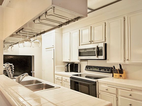 3rd image of 100 S Venice Blvd APT 5