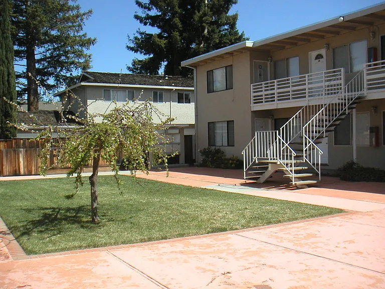 1025 Boranda — Photo 1