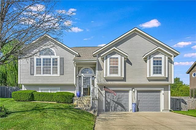 1st image of 1008 NE Scenic Ct