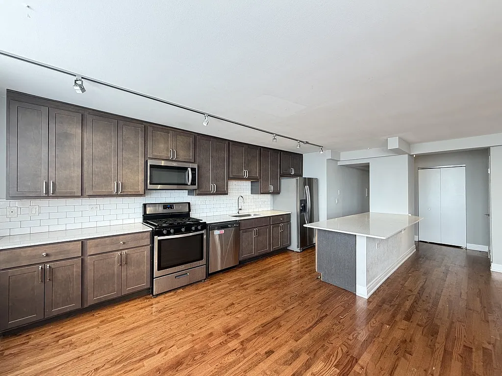 Attractive 2 Bed, 1 Bath at Sheridan + Broadway (Rogers Park) — Photo 2
