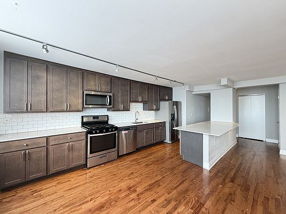 2nd image of 6415 N Sheridan Rd APT 1001