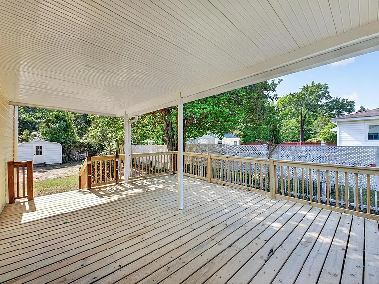 450 Williamsburg St — Photo 30