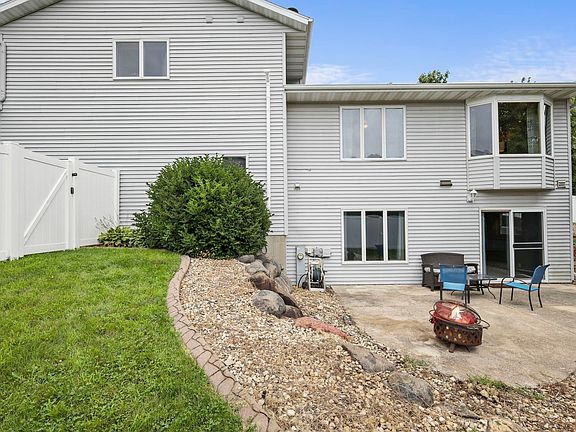 5th image of 749 Westlawn Dr