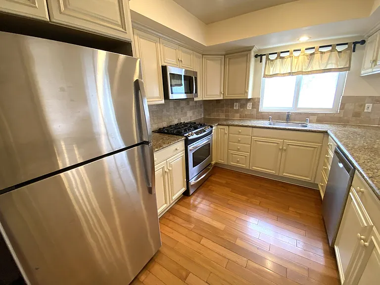 1525 Carver St — Photo 10