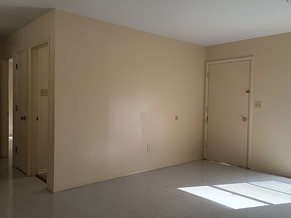 3rd image of 1002 Bloomfield Dr