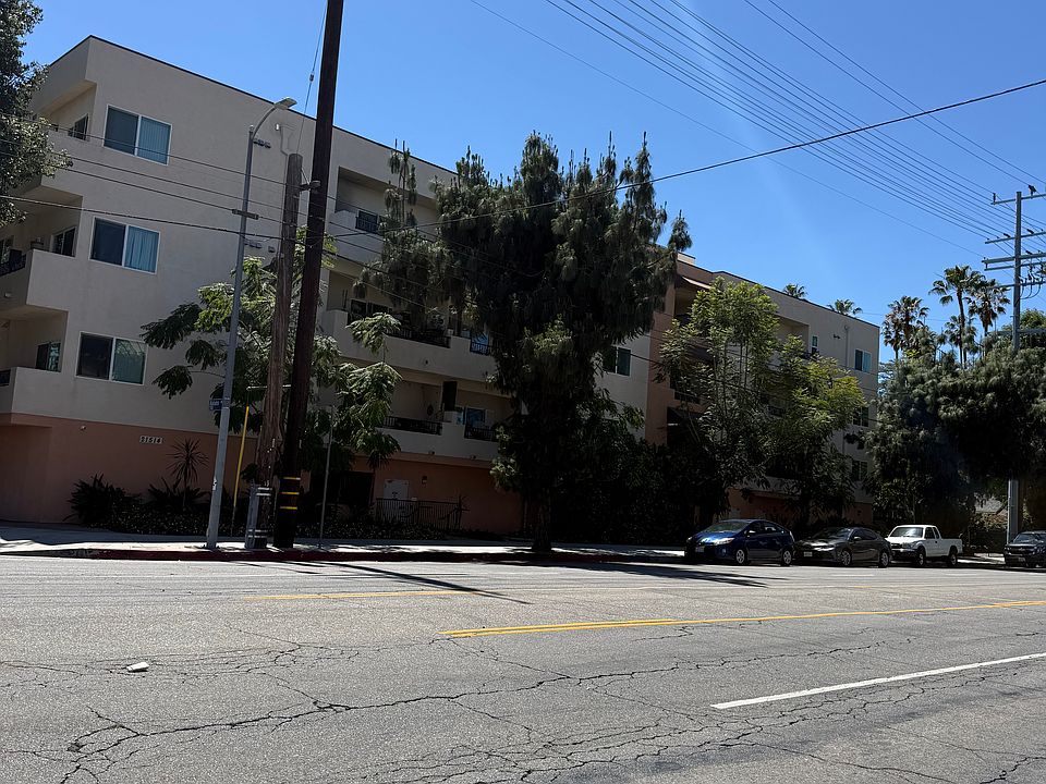 1st image of 21514 Saticoy St #403