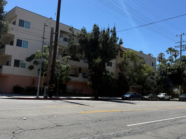 21514 Saticoy St #403, Canoga Park, CA 91304