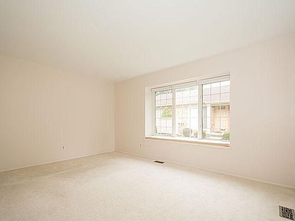 5th image of 2735 Winthrop Ct