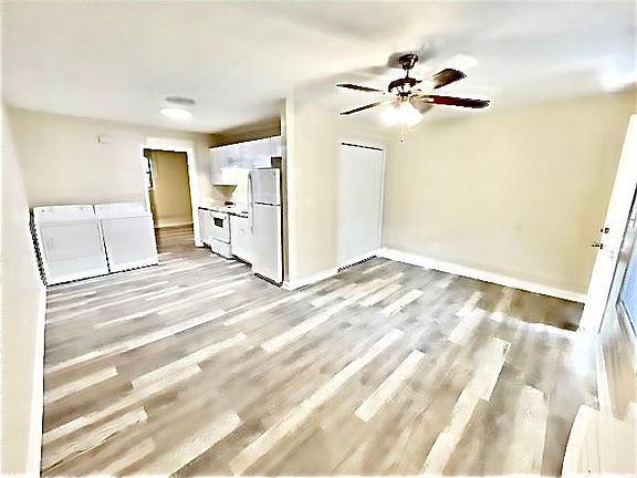 4th image of 403 Ketron Ln #8