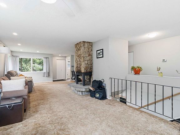 3rd image of 3061 Sooke Rd