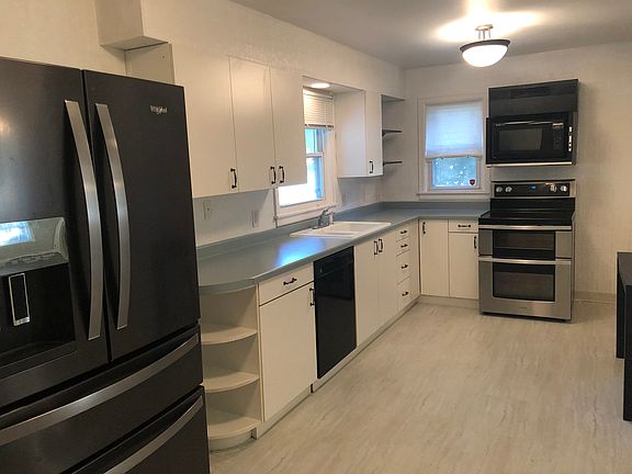 5th image of 858 Leonard Ave