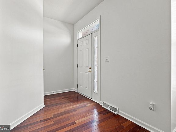 5th image of 53 Sara Ln