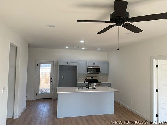 4th image of 115 Stiller Ave