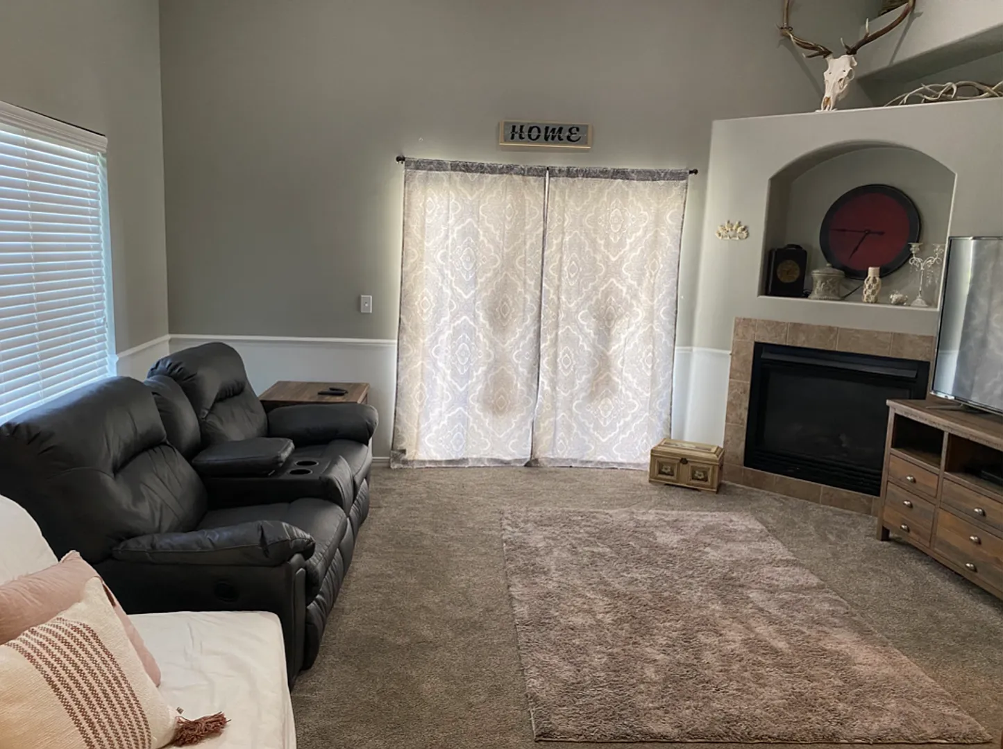 Beautiful 3-Bedroom Townhome in a Prime Location — Photo 4