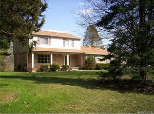 1484 Long Lake Dr, Brighton, MI