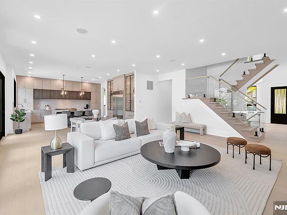 3rd image of 391 Burnet Place