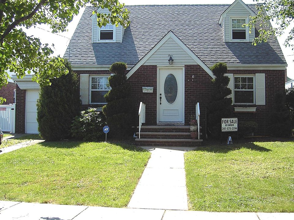 North End Home - HUGE LOT