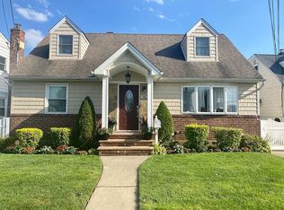 41 Brown St, Mineola, NY 11501