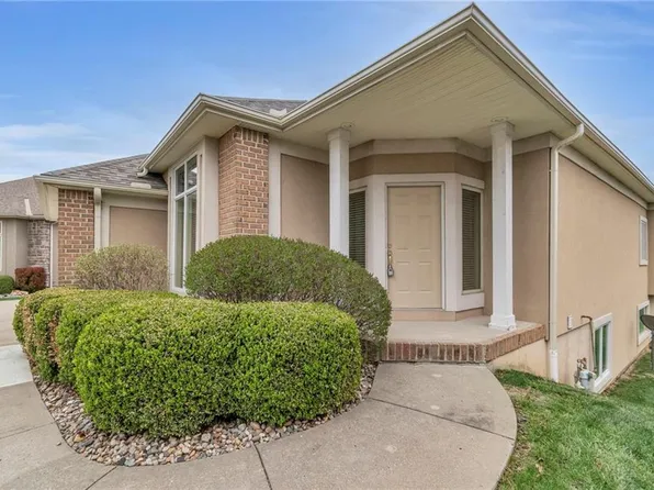 1933 Carter Ct, Liberty, MO 64068