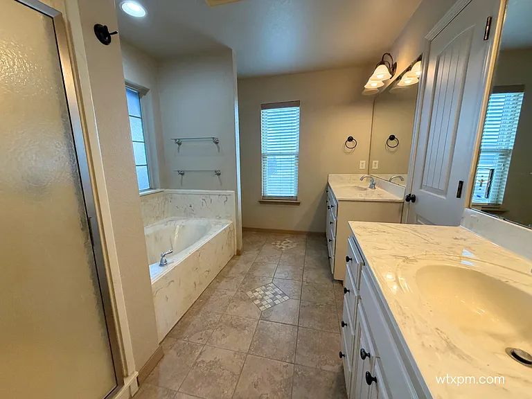 18300 Coyote Springs, Amarillo, TX 79119 - Primary Bathroom