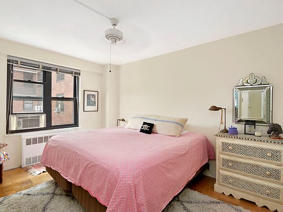 2nd image of 387 Grand St APT K1304