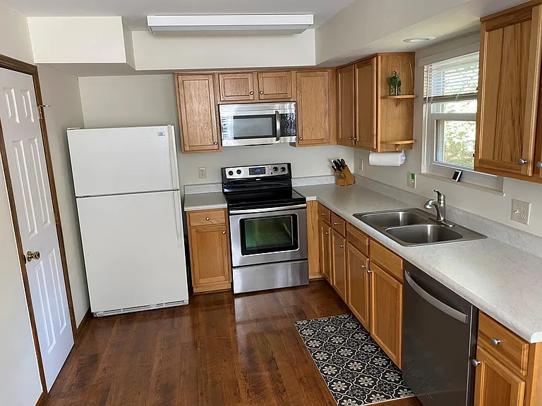 82 Chaucer Ct — Photo 3