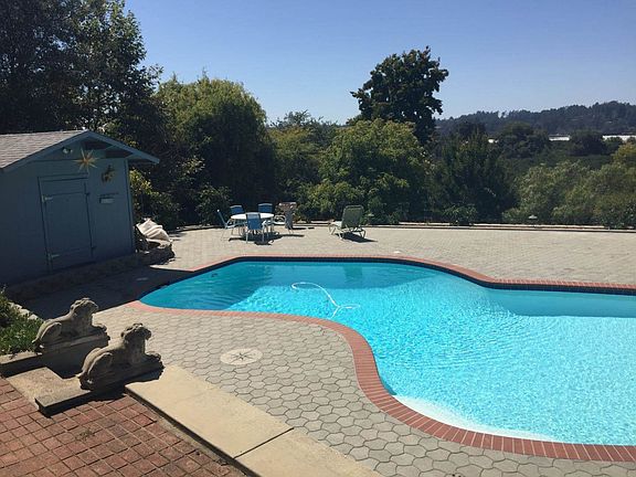 2nd image of 325 Orchard View Dr