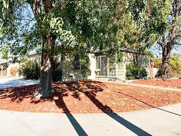 4th image of 9918 Woodman Ave