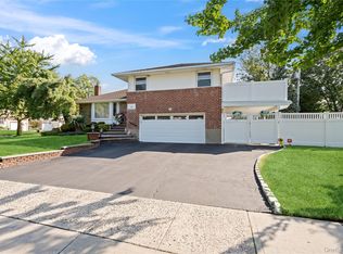 2 Martin Pl, Syosset, NY 11791