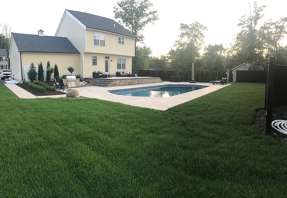 1st image of 25 Woodmere Cir
