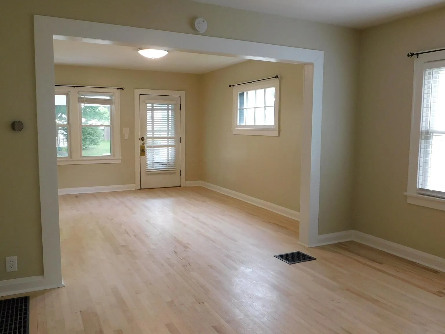 3 bed, 1176 sqft, $2,000 — Photo 1