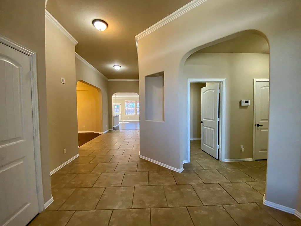 4 bed, 2.5 bath, 2575 sqft, $3,000 — Photo 3
