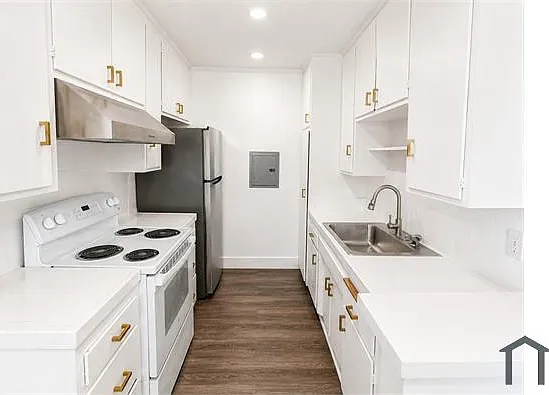 5550 Denny Ave — Photo 3