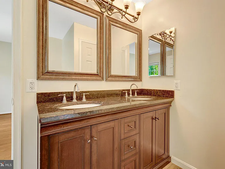 8995 Parliament Dr — Photo 32