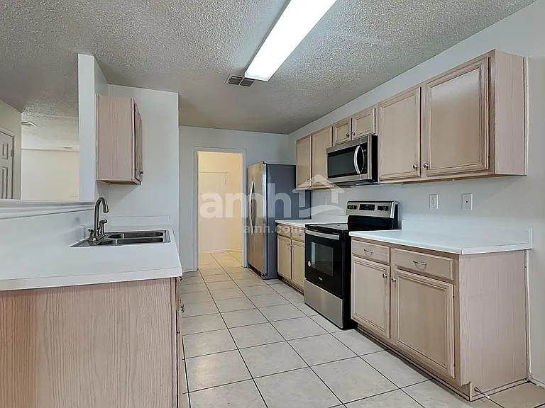 1528 Englewood Dr — Photo 3