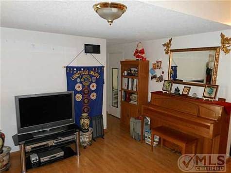 5th image of 2758 Casey St