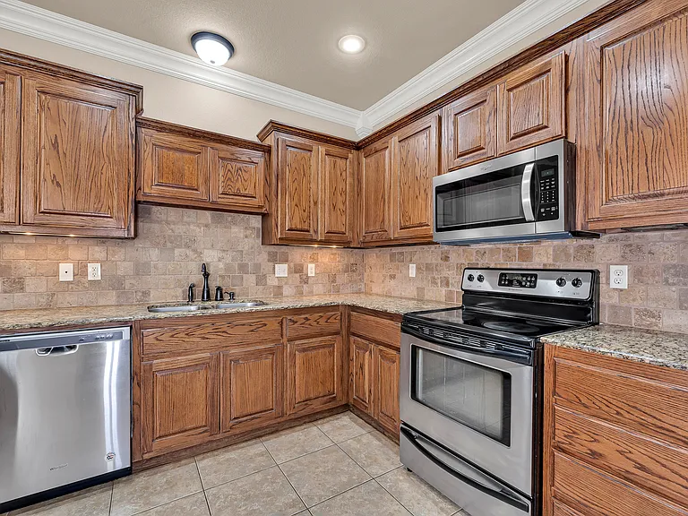 605 NW 17th Ct — Photo 34