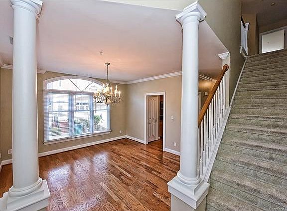 2nd image of 1135 Hampton Gardens Ln