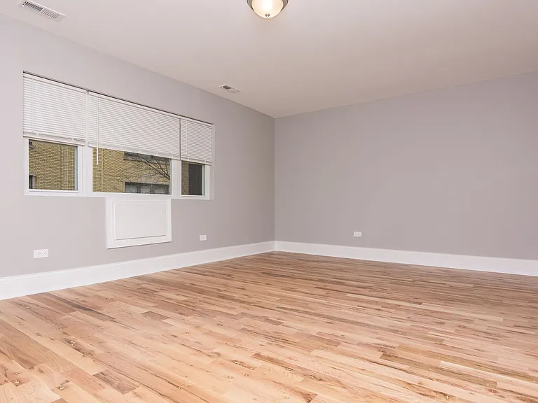 8215 S Ellis — Photo 15