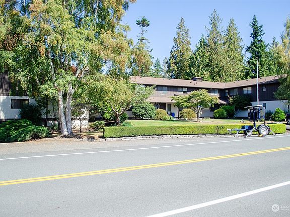 Front of well-maintained complex.>