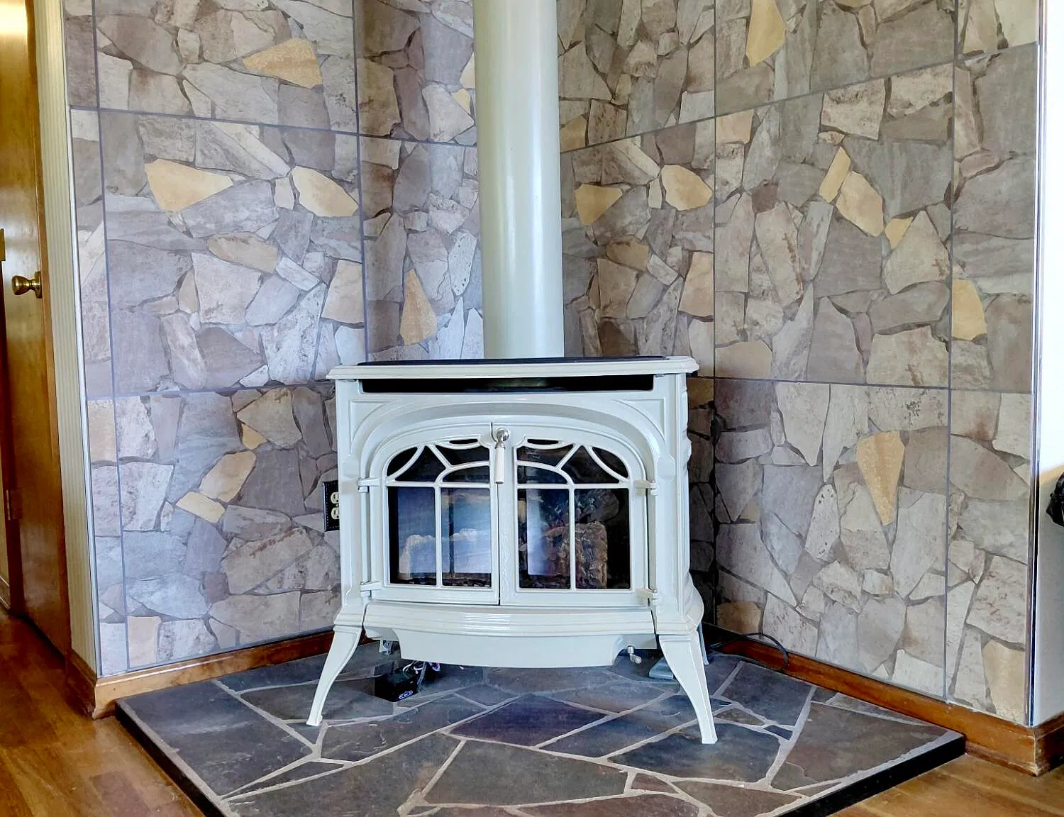 3 bed, 2.0 bath, 1288 sqft, $2,000 — Photo 3